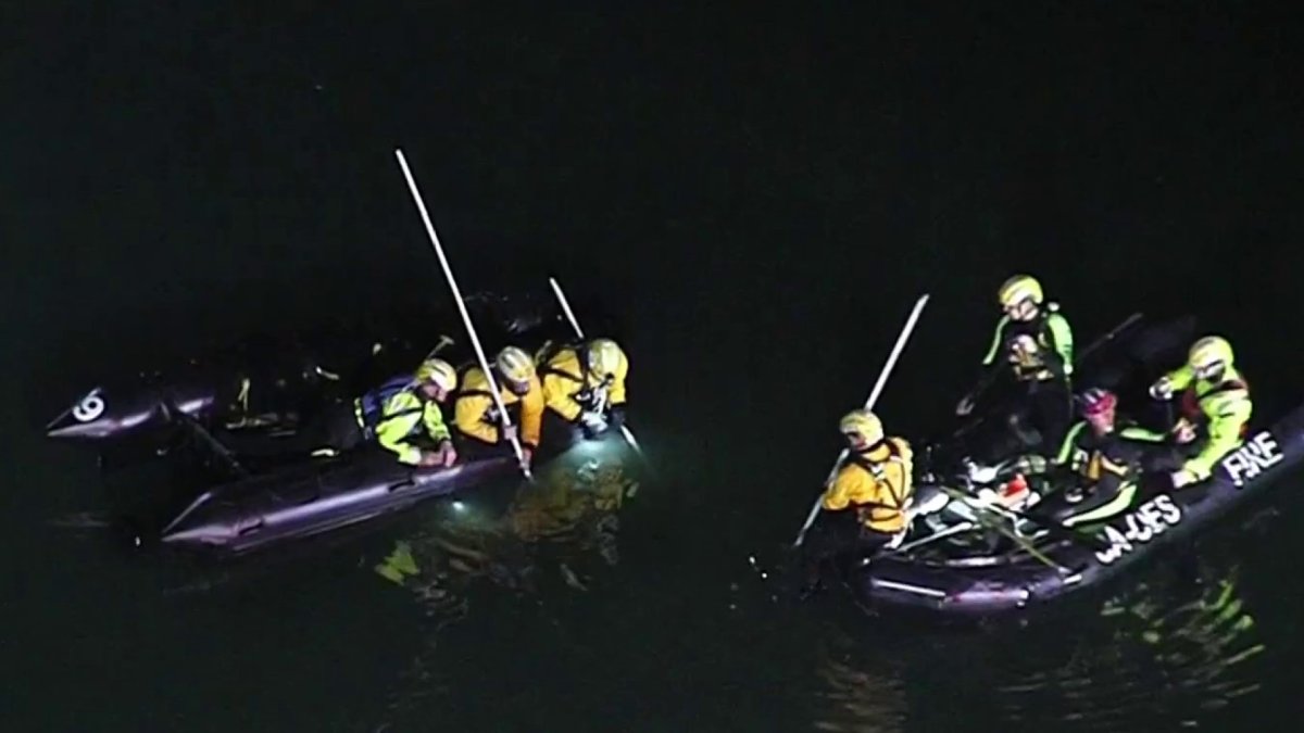 Firefighters search for car that possible fell into lake in Irvine - Vimarsana News