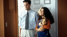 Matthew Perry and Salma Hayek enter a home in a scene from the film 'Fools Rush In', 1997. (Photo by Columbia Pictures/Getty Images)