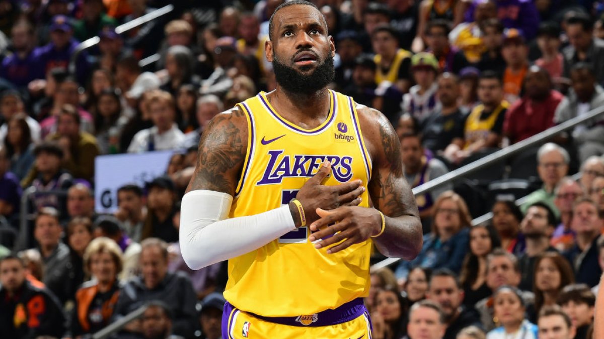 LeBron James scores 32 points, Lakers rally to beat Suns 122-119 in first in-season tournament game – NBC Los Angeles