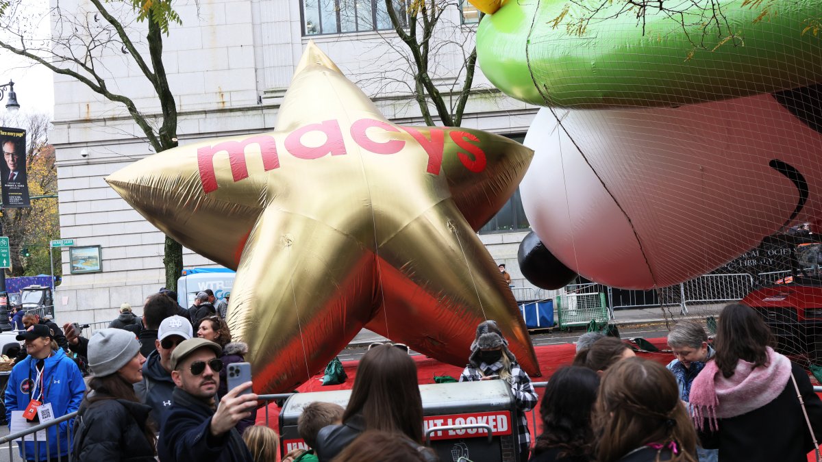 Macy's Thanksgiving Day Parade kicks off with SpongeBob, Cher and Jon Batiste