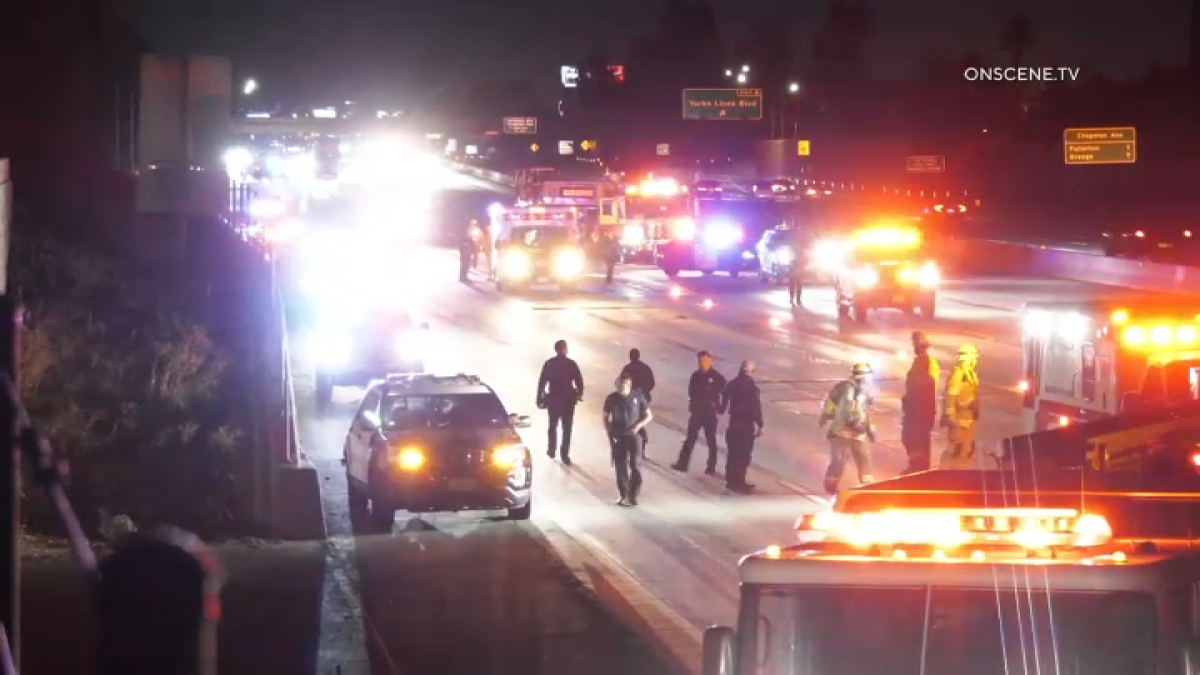 两名洛杉矶警察在调查横跨县城的追逐过程中受伤