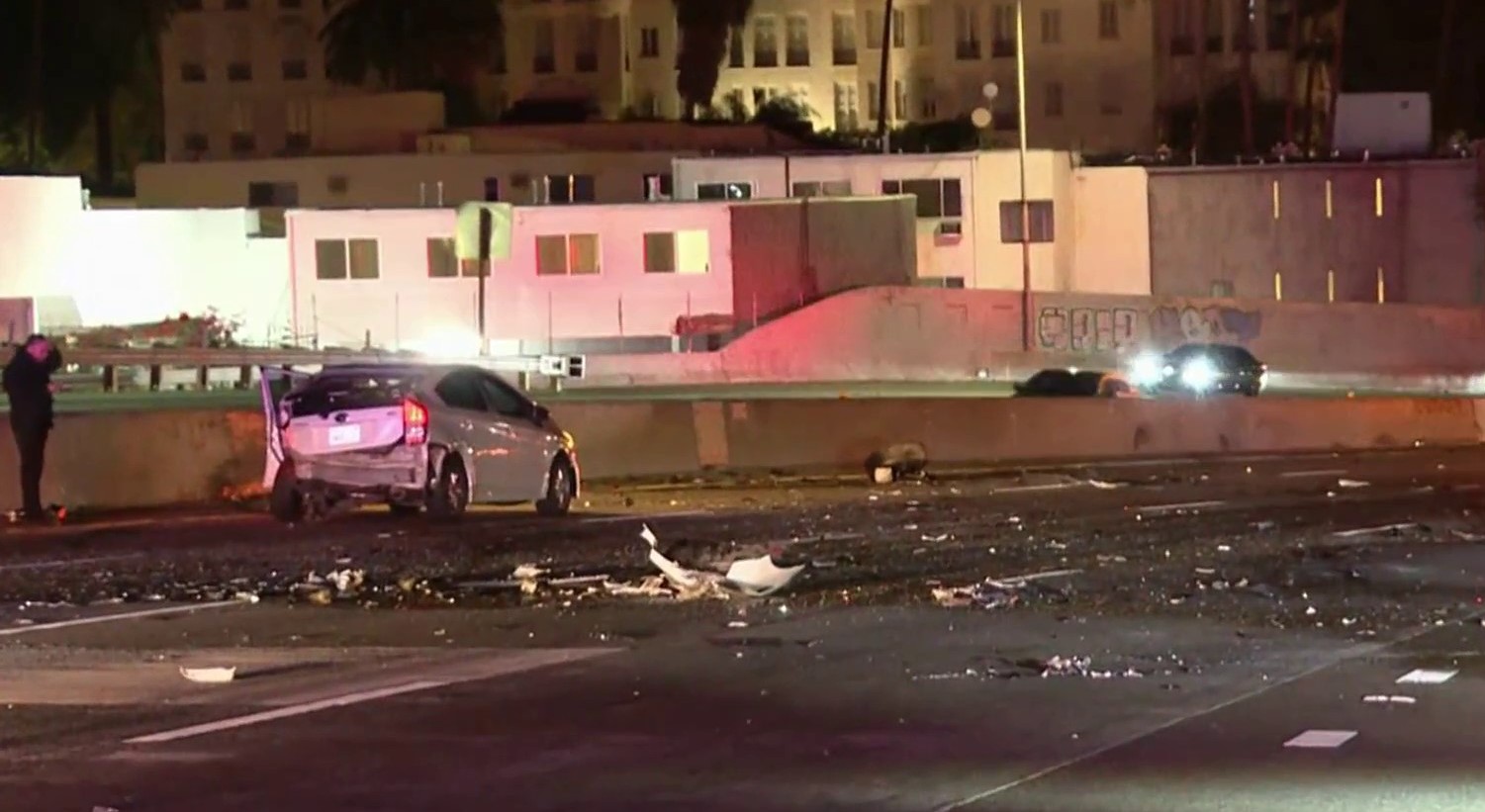 1 hospitalized in wrong-way crash on 101 Freeway in Hollywood