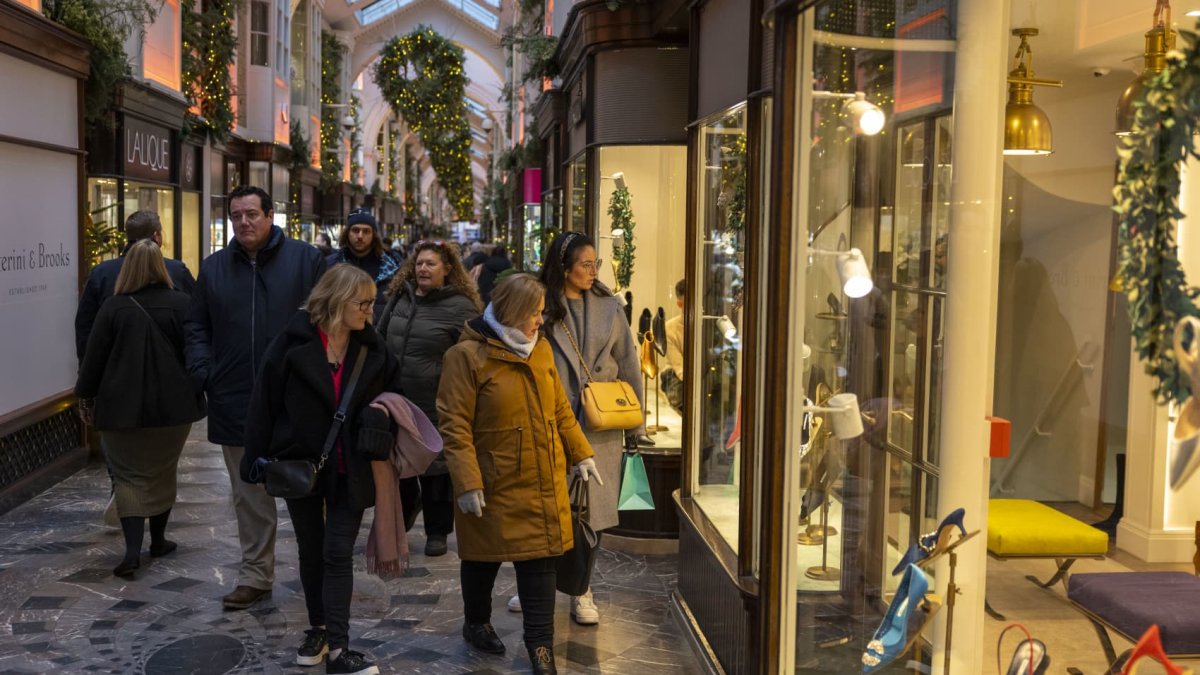 'Girl math' is back. Consumers are shopping earlier to 'save more' on Christmas day – NBC Los Angeles - Vimarsana News