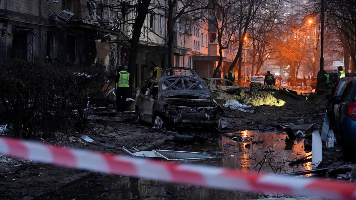 Ukraine war live updates: Ukrainian capital attacked; Russia slams Zelenskyy, saying 'everyone is tired of the beggar from Kyiv' – NBC Los Angeles - Vimarsana News