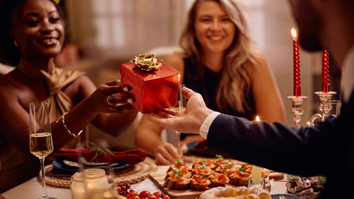 'You don't have to lie' when you receive a bad gift, says etiquette expert. Here's what to do – NBC Los Angeles - Vimarsana News