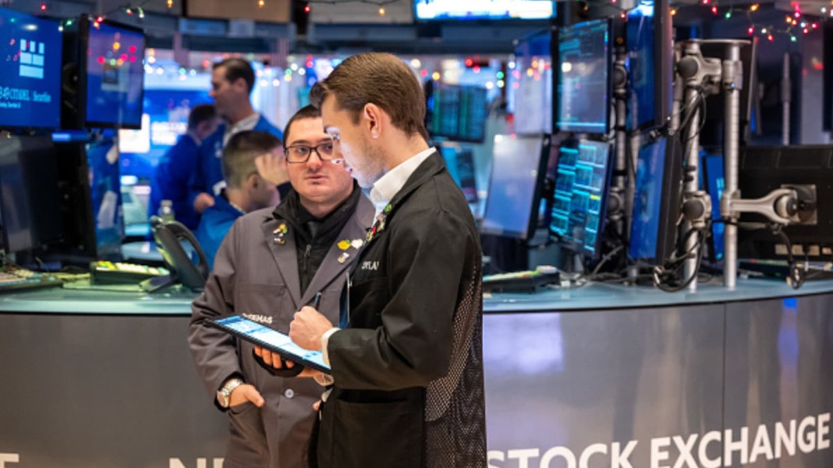 Investor Michael Farr is back with his top 10 stocks he's buying for 2024, and the tilt is defensive - Vimarsana News
