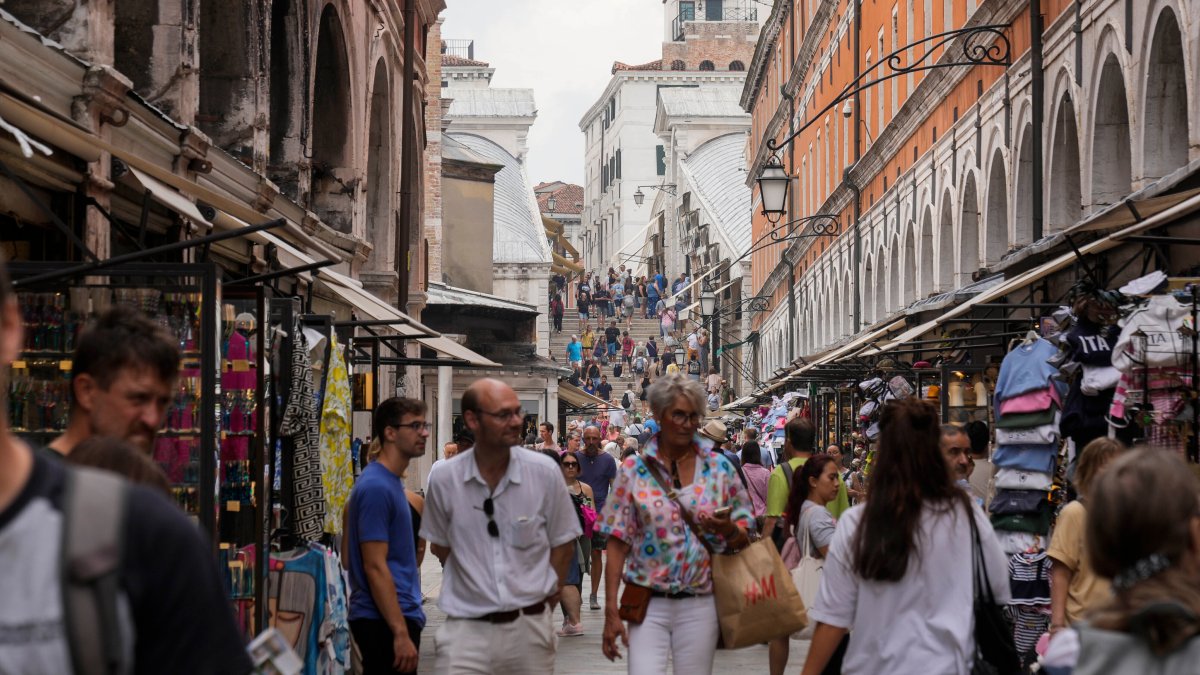 Venice, Italy will begin limiting tourist groups to 25 people in June 2024  – NBC Los Angeles