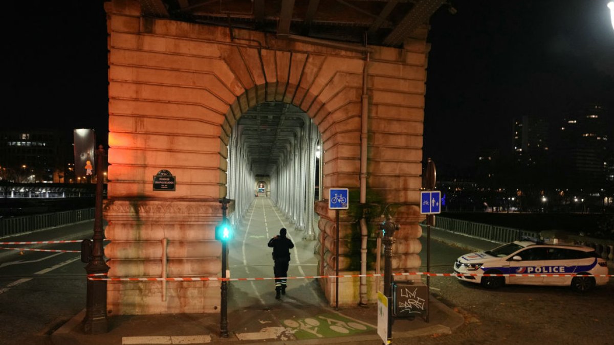 Paris knife attack kills German tourist, injures 2 others – NBC Los Angeles - Vimarsana News