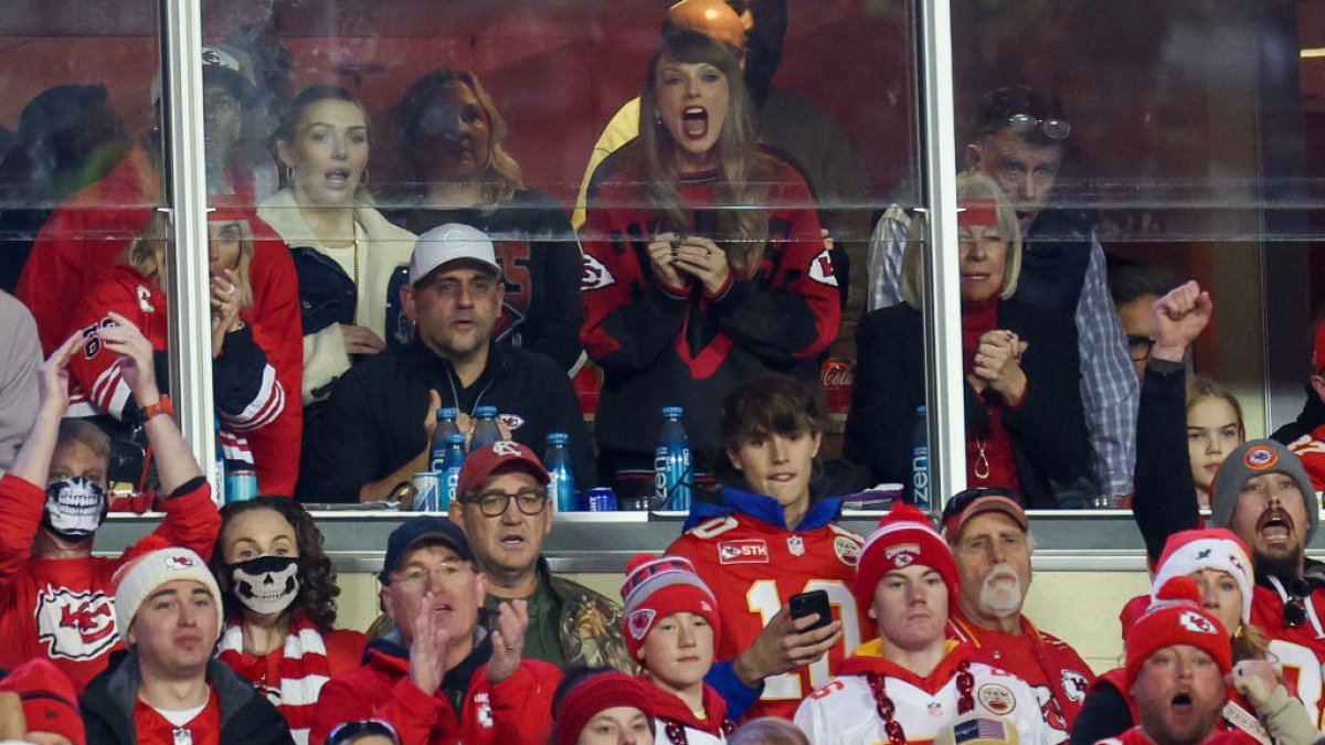 Taylor Swift kisses Travis Kelce's cheek in new Instagram pic – NBC Los Angeles - Vimarsana News