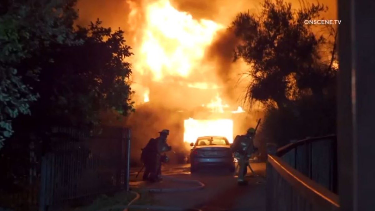 Woman identified in deadly Sylmar house fire – NBC Los Angeles - Vimarsana News