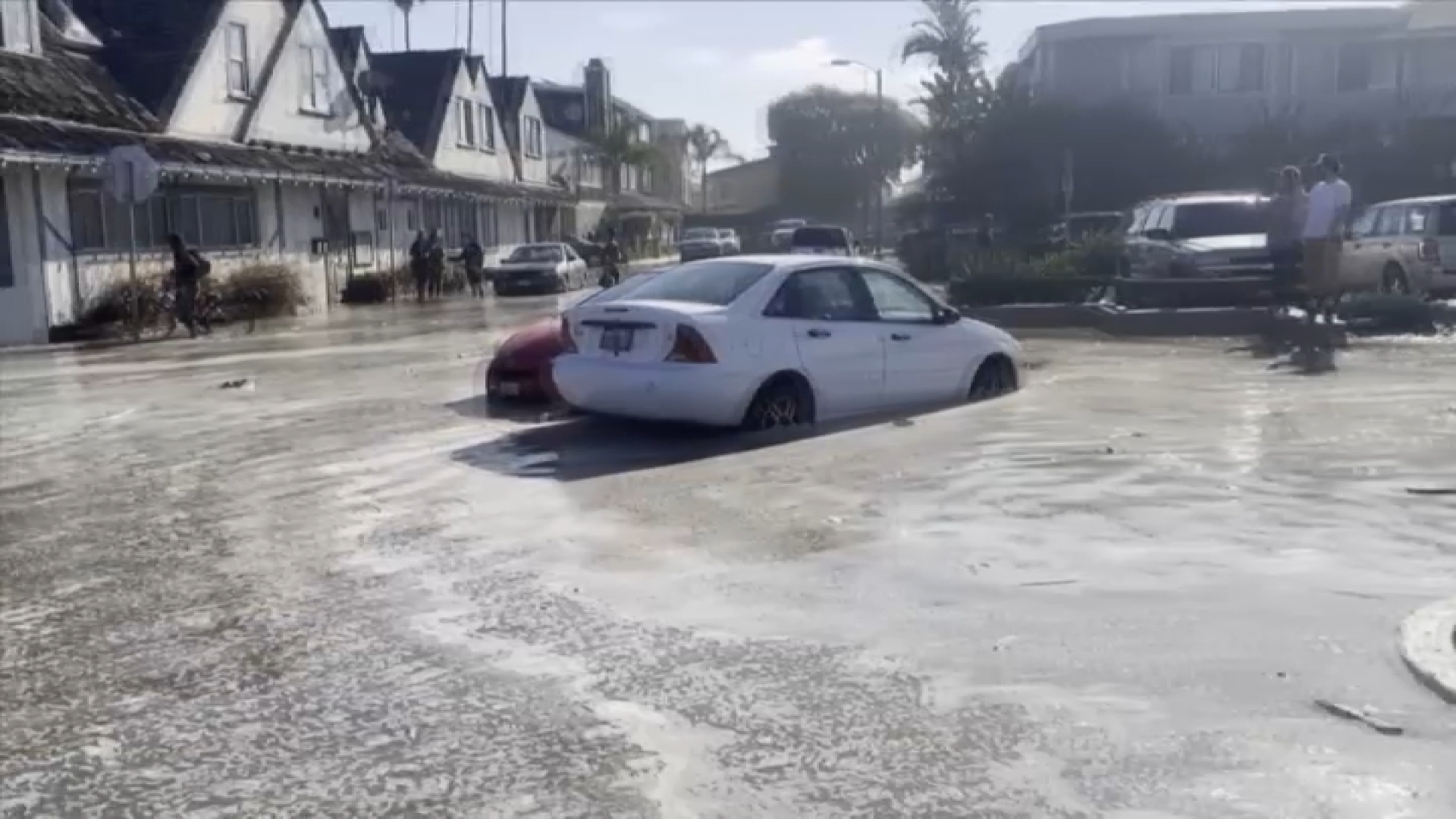 Video Car flooded by massive wave in Ventura NBC Los Angeles