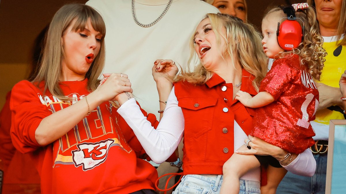 Taylor Swift and Brittany Mahomes twin in custom Chiefs jackets – NBC Los Angeles - Vimarsana News
