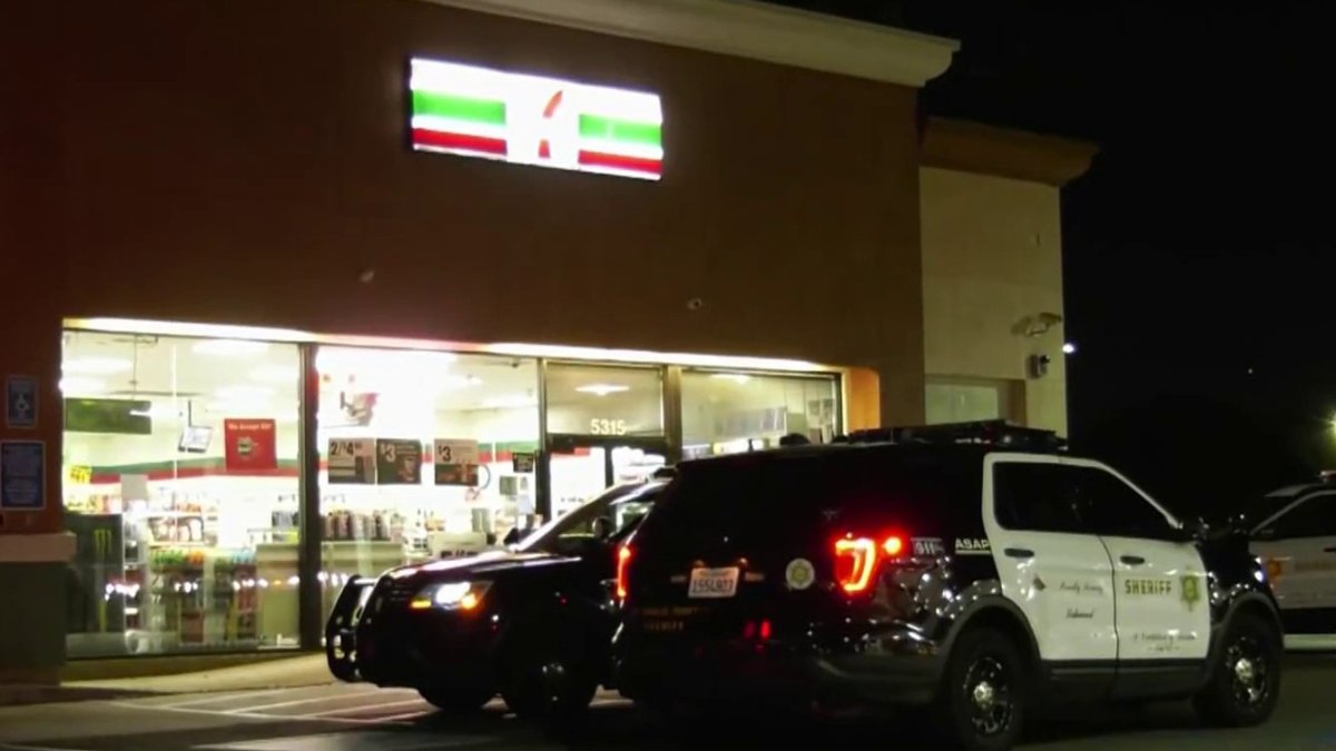 洛杉矶地区7-Eleven连锁店遭遇夜间持枪劫匪，警方正追捕