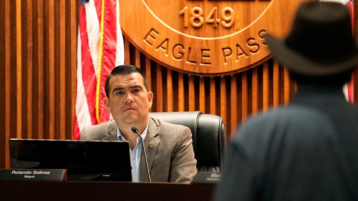 Mayor says Texas closed park without permission in border city where migrant crossings had climbed – NBC Los Angeles - Vimarsana News