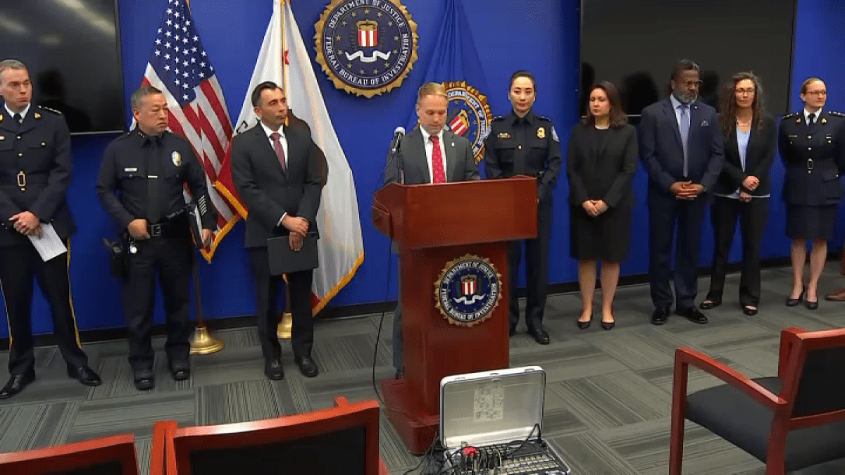 FBI宣布逮捕涉嫌贩卖毒品的人，他们通过洛杉矶进行贩运