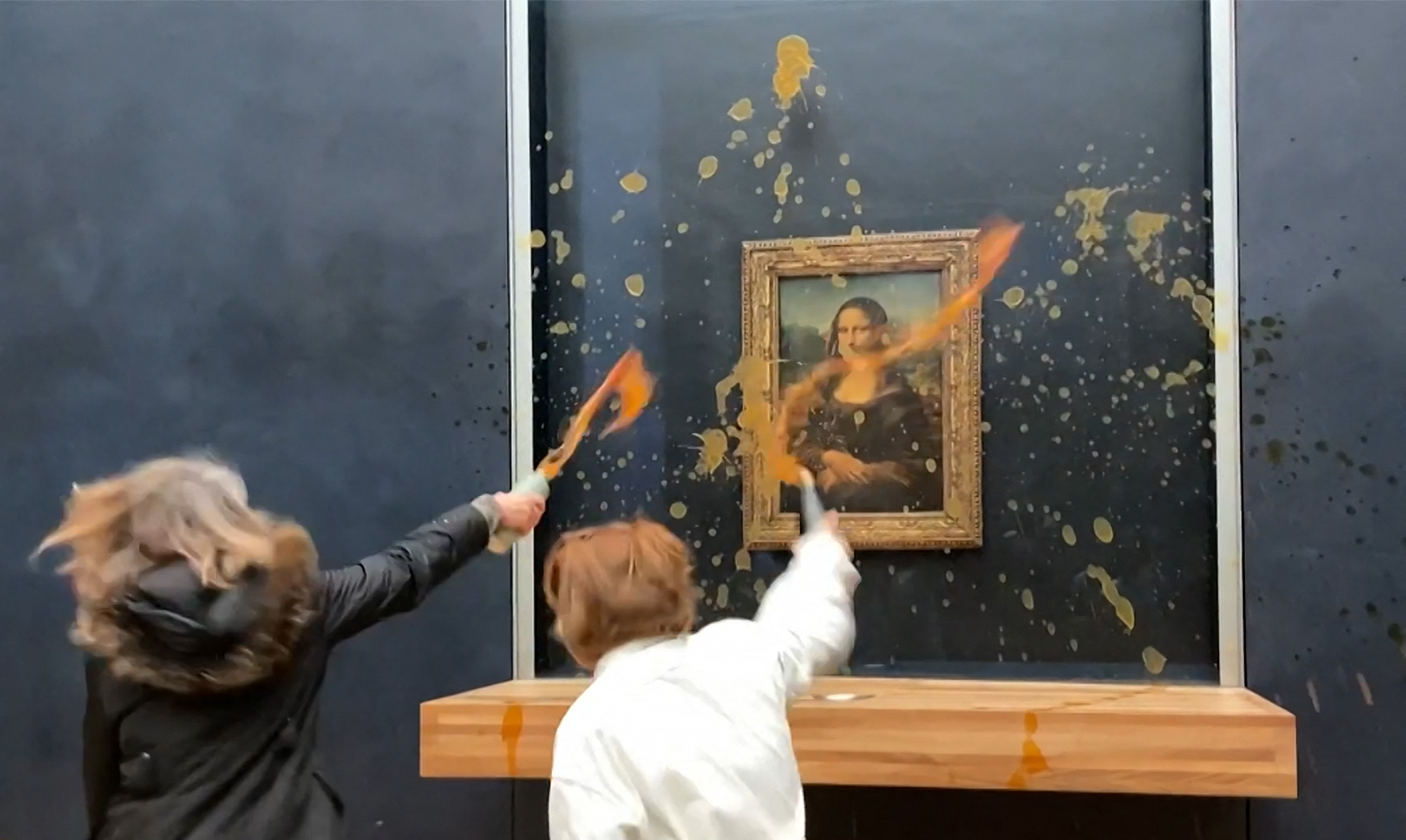 Climate activists throw soup at glass protecting Mona Lisa – NBC Los Angeles - Vimarsana News