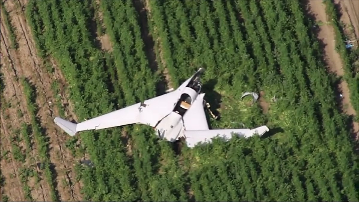 Small Plane Crashes On A Field In Camarillo Nbc Los Angeles