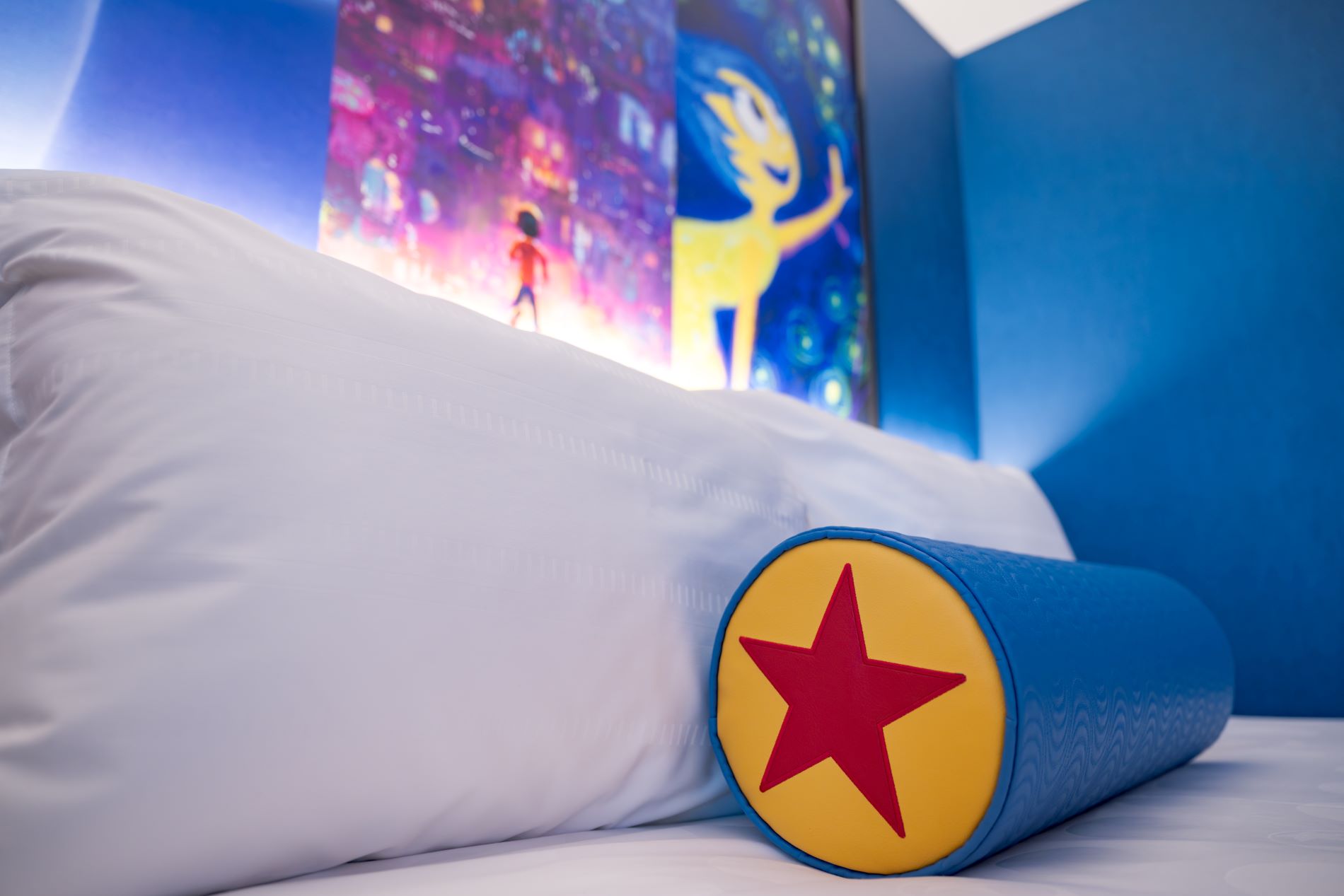 Setting the Scene ワーナー・ブラザース　ピクサー　ディズニー Pixar Place Hotel opens at Disneyland Resort with character art