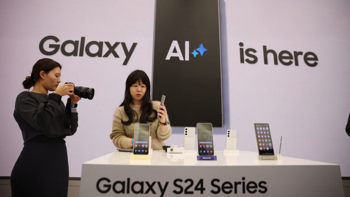 Smartphone makers are dreaming of a 'supercycle' driven by AI. Analysts disagree    – NBC Los Angeles - Vimarsana News