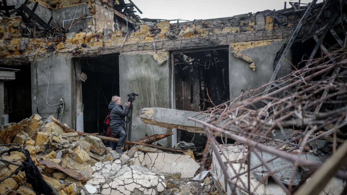 Ukraine war live updates: Russian drone strike kills 3 in Odesa; Zelenskyy says Polish border crisis 'utterly unacceptable' – NBC Los Angeles - Vimarsana News