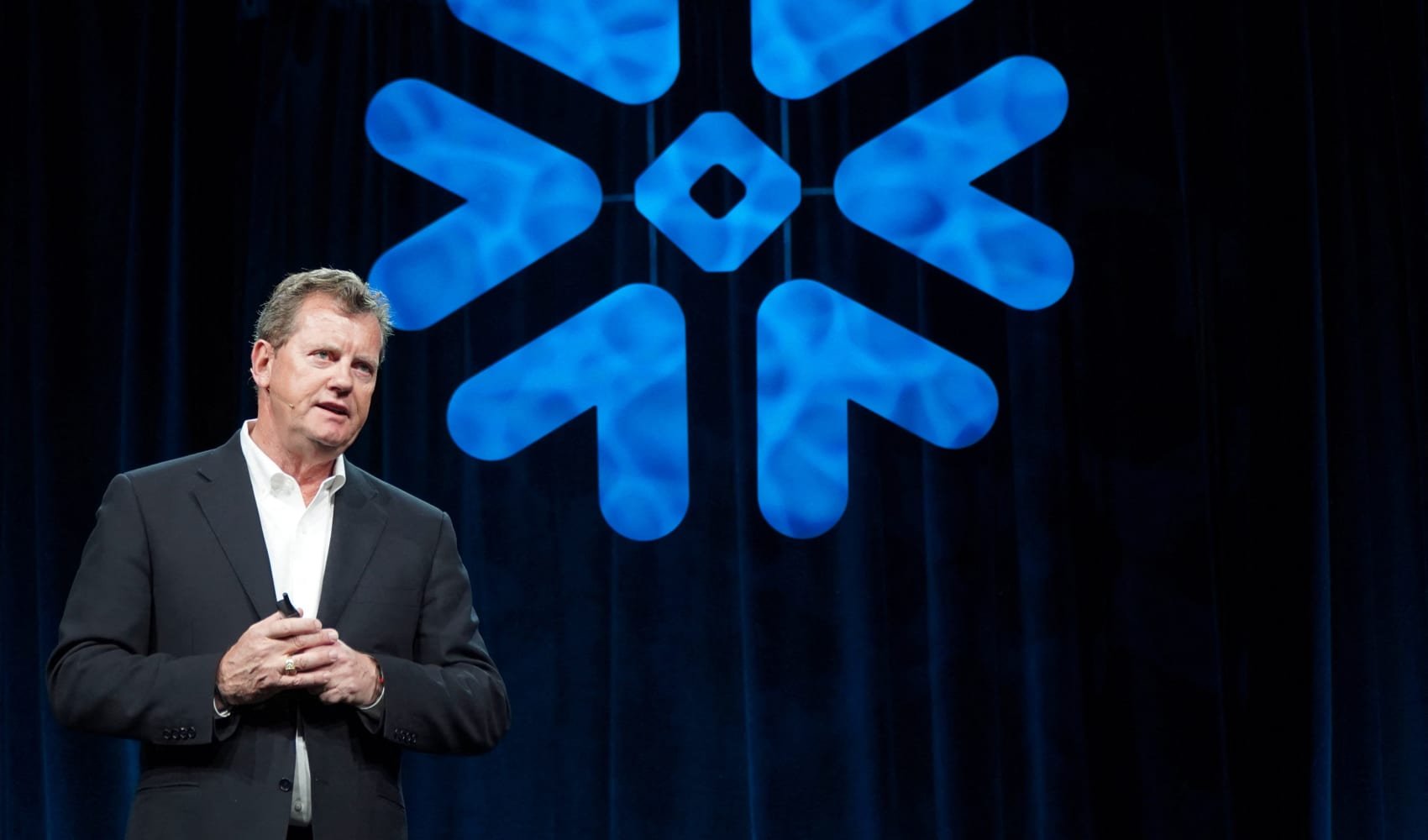 Snowflake shares drop 19% on CEO's retirement, weak guidance - Vimarsana News