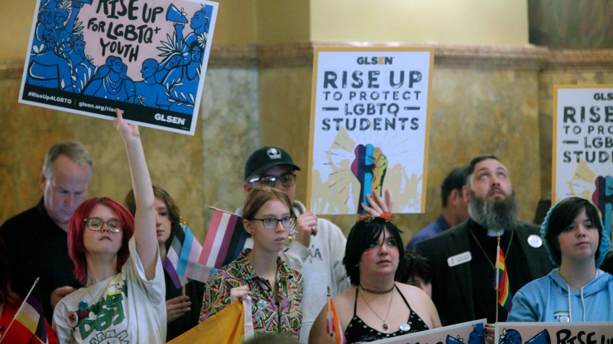 Kansas' AG is telling schools they must out trans kids to parents – NBC Los Angeles - Vimarsana News