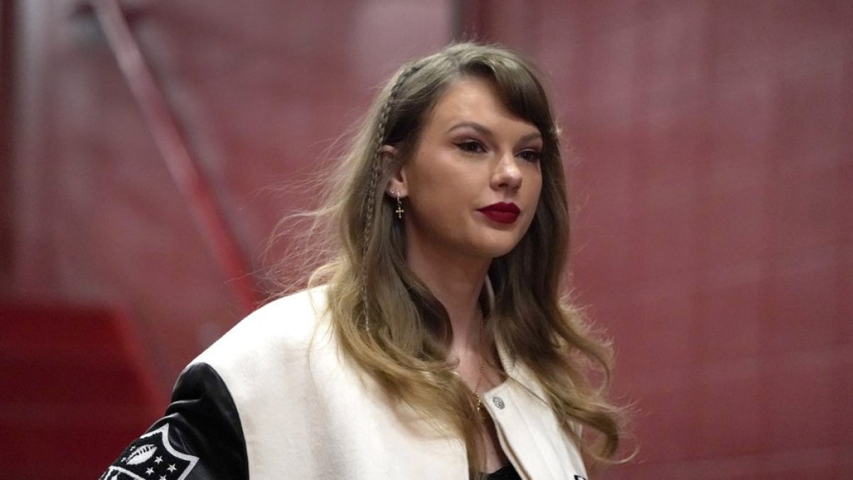 Taylor Swift donates $100,000 to GoFundMe for family of DJ killed at Chiefs' parade shooting – NBC Los Angeles - Vimarsana News