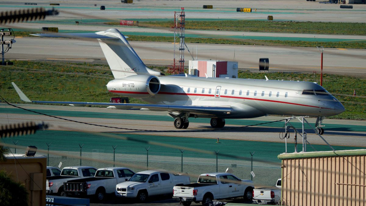 Taylor Swifts angebliches Privatflugzeug ist am Flughafen LAX gelandet – NBC Los Angeles