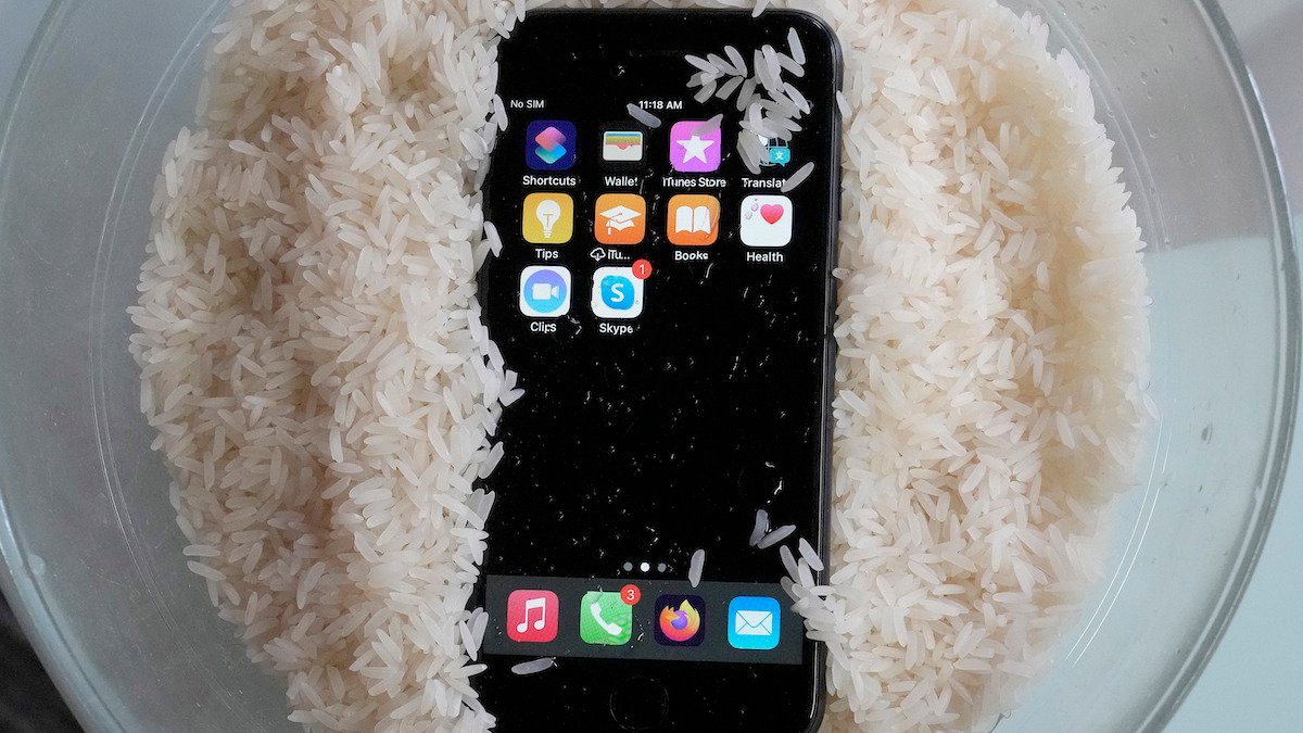 How do I dry out my iPhone or Android if it gets soaked in water? – NBC Los Angeles - Vimarsana News