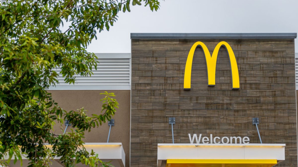 Why McDonald's is flipping its 'M' to become 'WcDonald's' – NBC Los Angeles - Vimarsana News