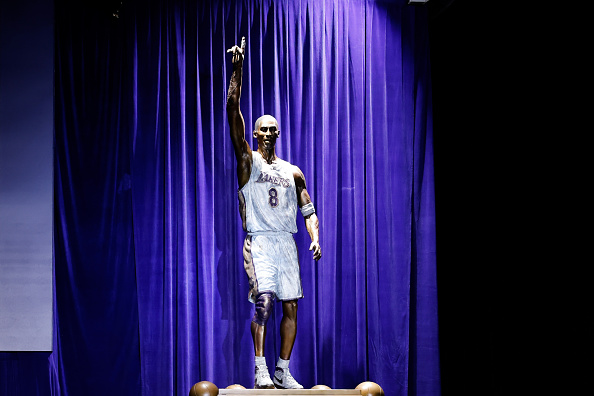 NBA: Kobe statue unveiled