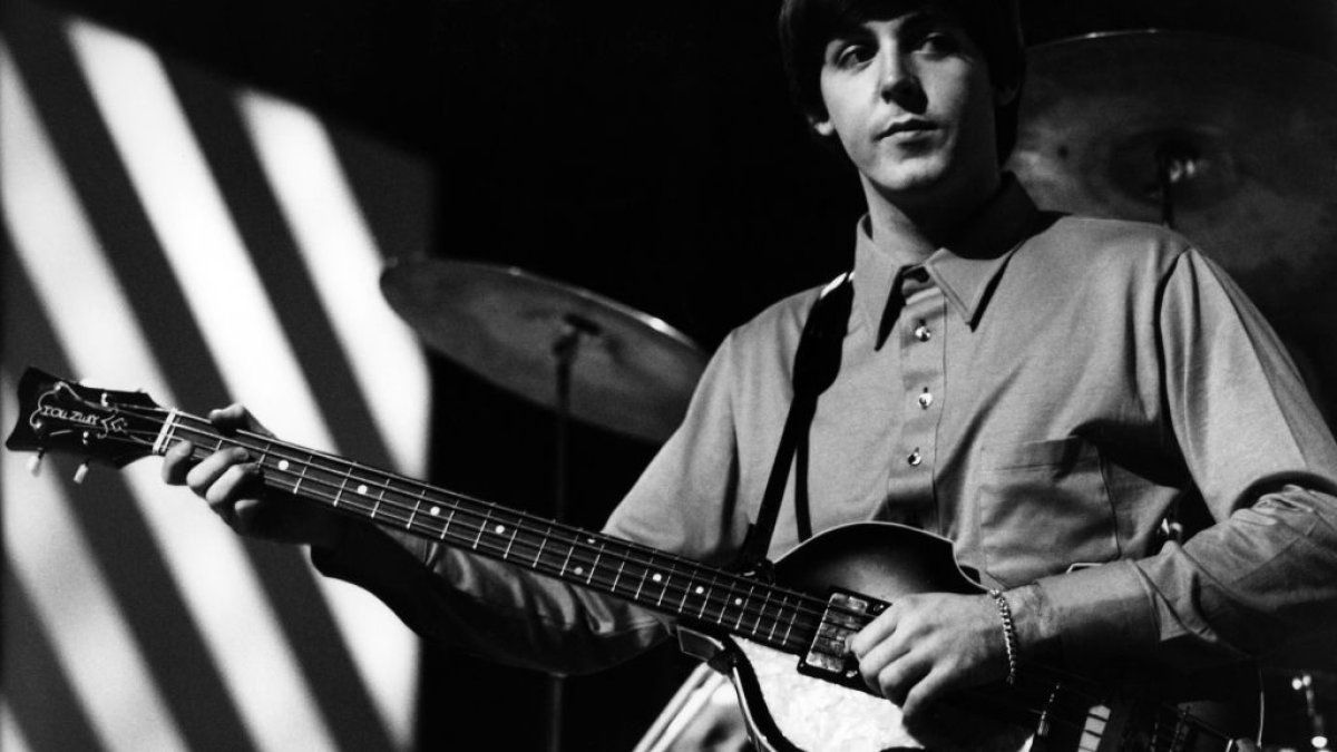 Paul McCartney reunited with his first bass guitar stolen in 1972 – NBC Los Angeles - Vimarsana News