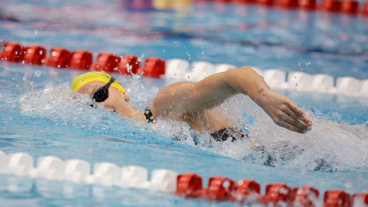 Summer McIntosh ends Katie Ledecky’s 800m freestyle unbeaten streak