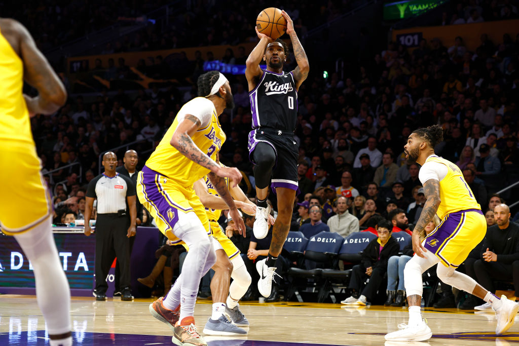 Lakers blow 19-point lead in 130-120 loss to Kings, fall back into