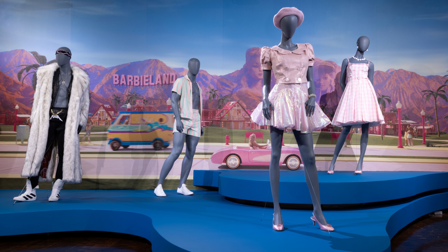 Admire dozens of costumes from Oscar-winning films, for free, in
