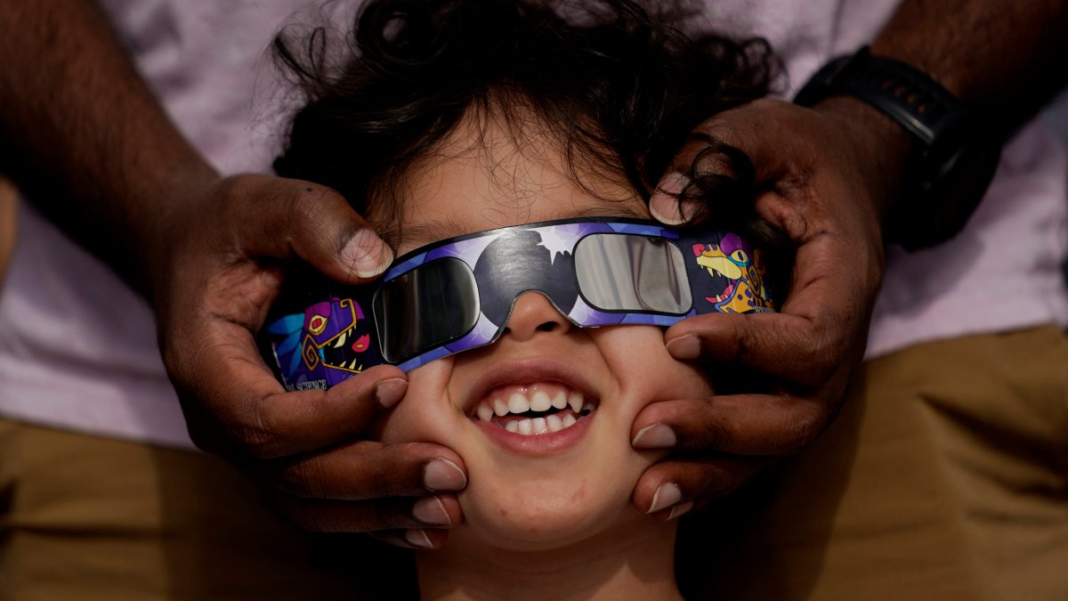 How to use apps to track, photograph the total solar eclipse – NBC Los Angeles - Vimarsana News