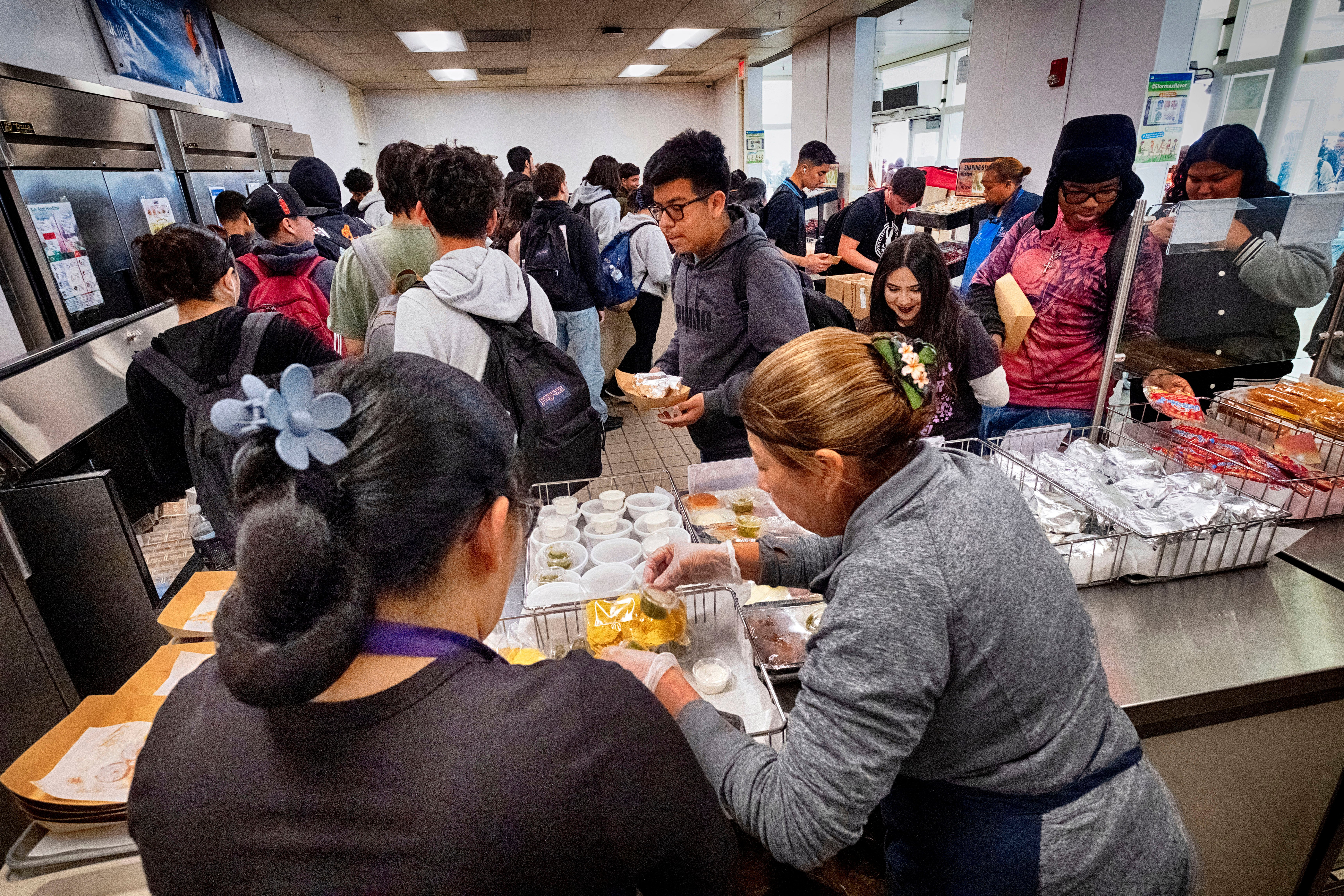 California schools forced to compete with fast food industry for workers after minimum wage hike - Vimarsana News