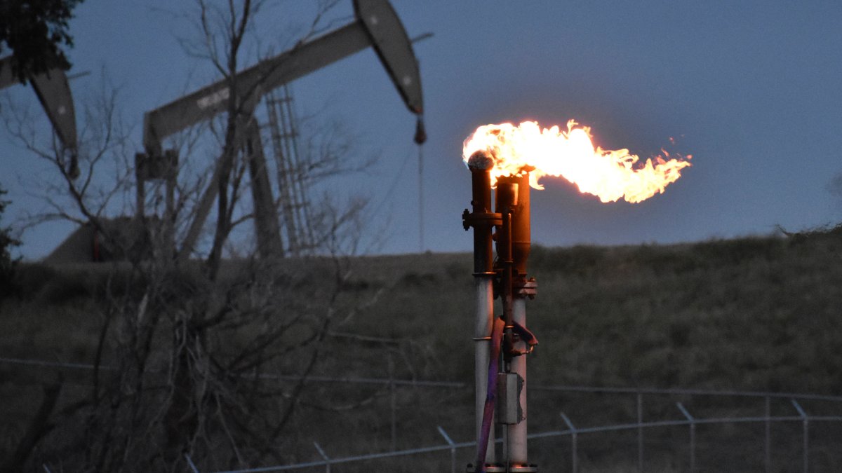 Heat-trapping carbon dioxide and methane levels in the air spiked to new record high – NBC Los Angeles - Vimarsana News
