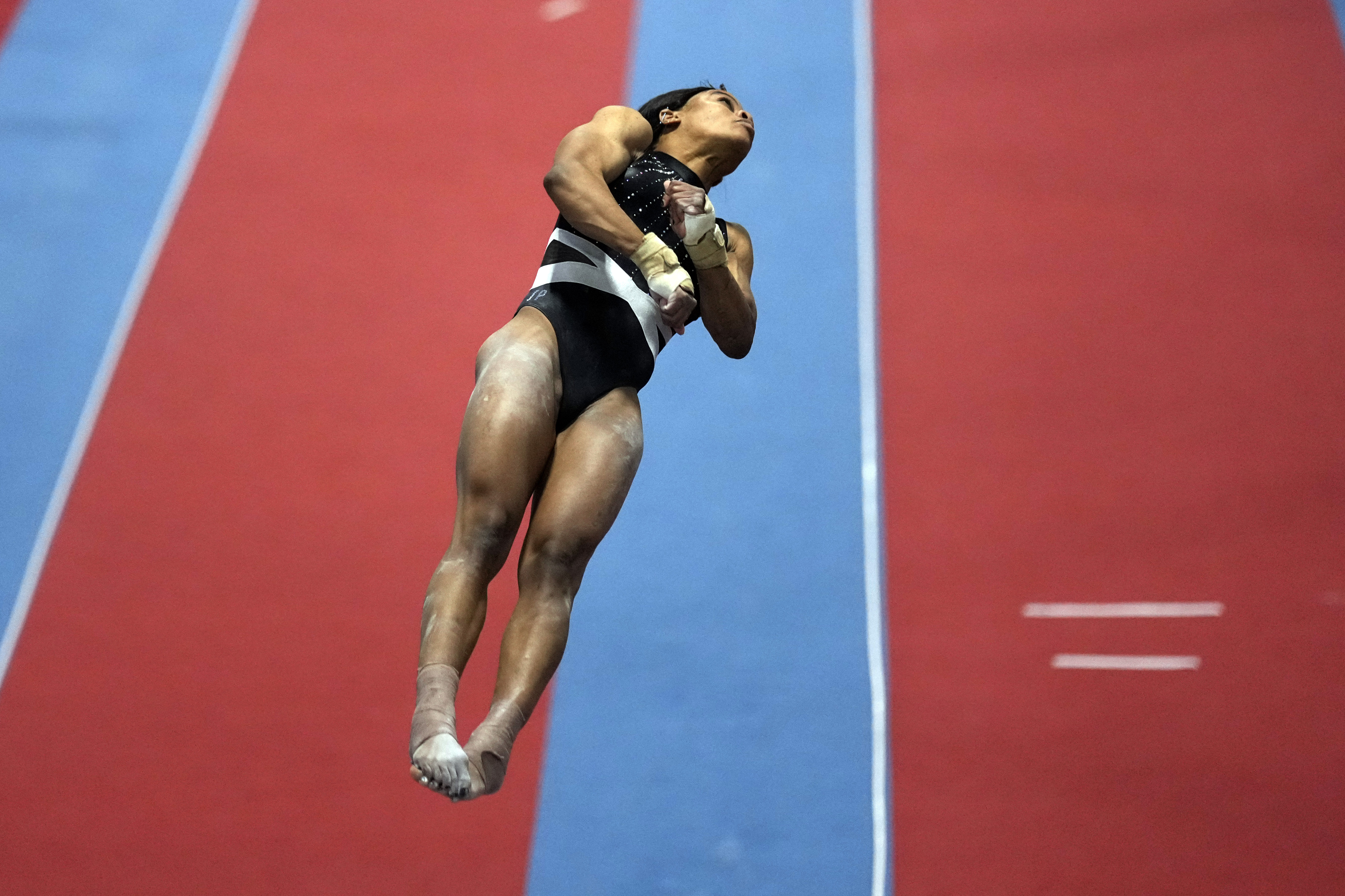 2012 Olympics champ Gabby Douglas competes after 8 years – NBC Los Angeles - Vimarsana News
