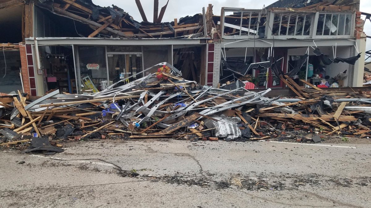 Tornado devastates small Oklahoma town, residents react – NBC Los Angeles - Vimarsana News