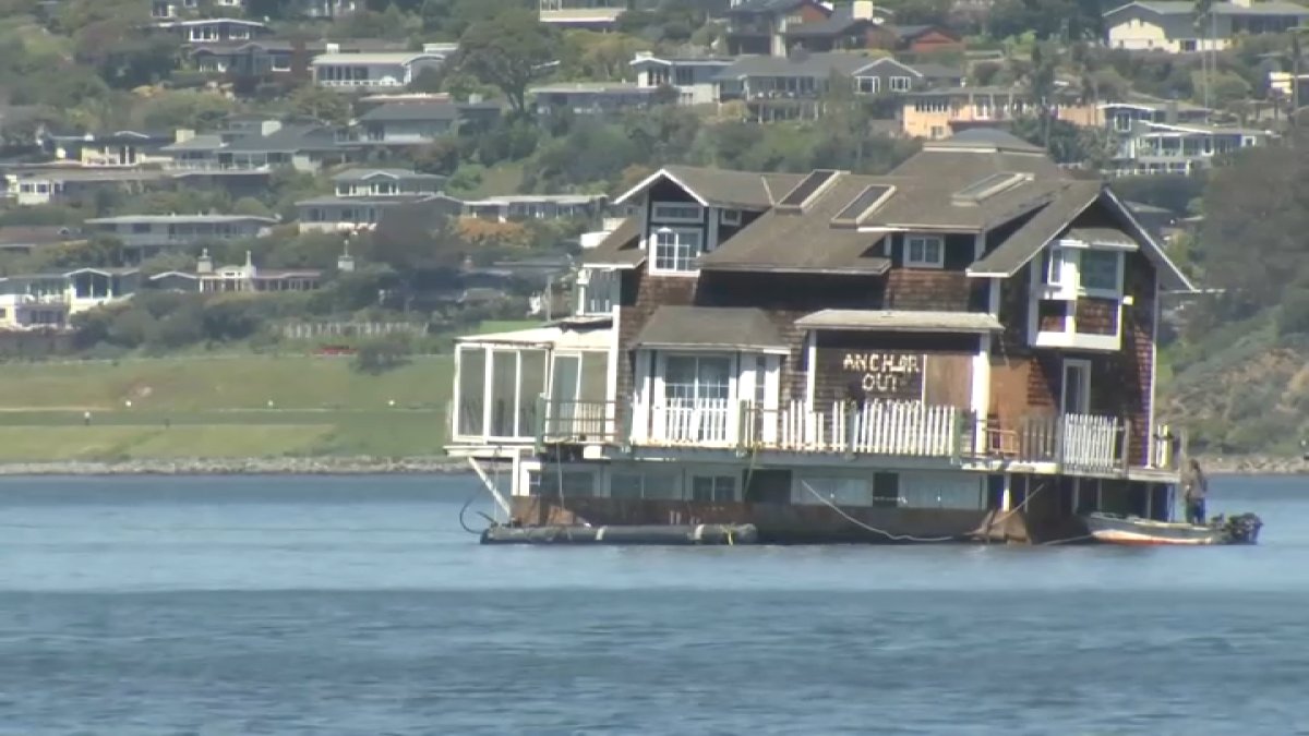 Home floated from Redwood City to Sausalito – NBC Los Angeles - Vimarsana News