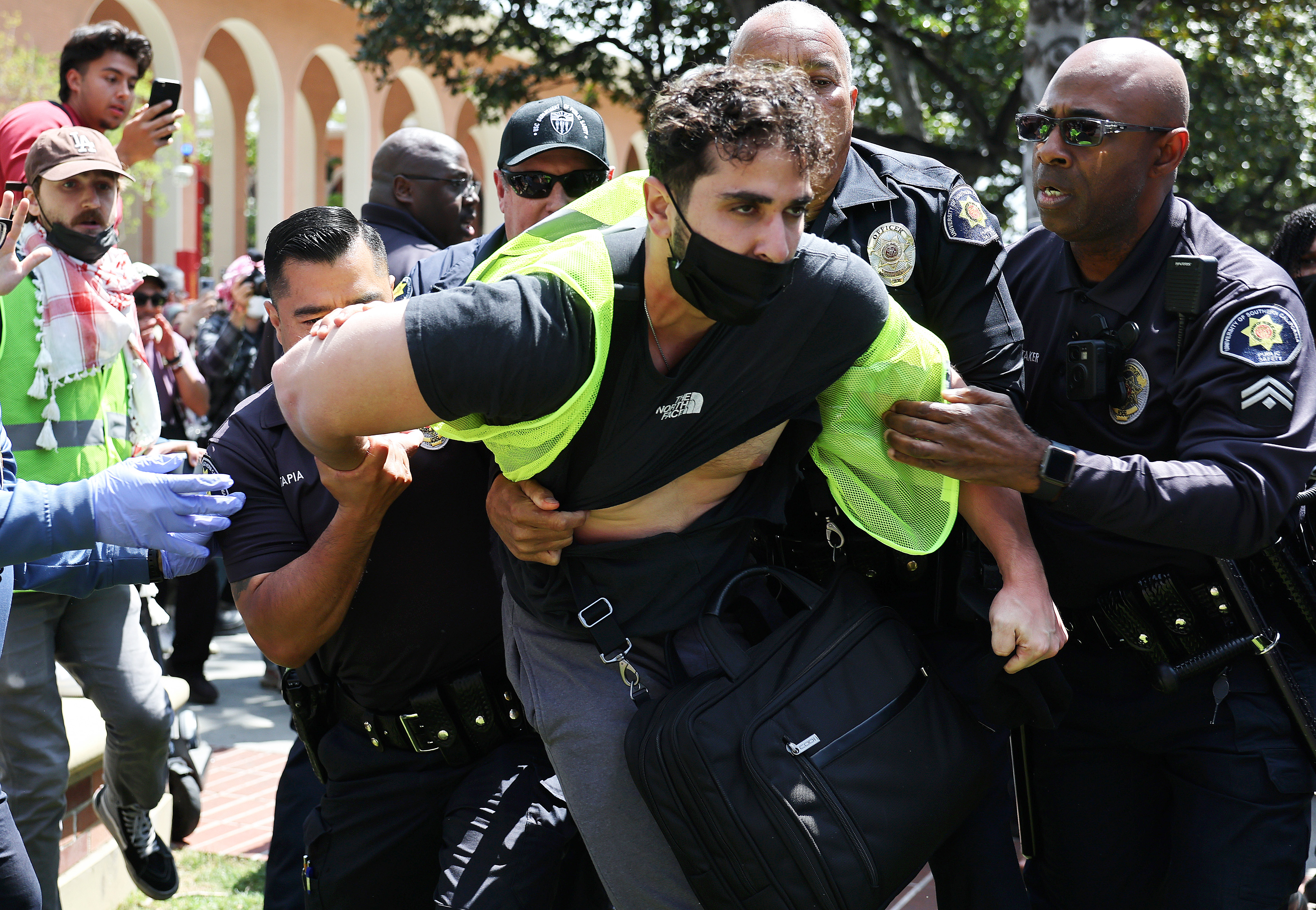 Fotos: protestas propalestinos y proisraelíes en USC y UCLA