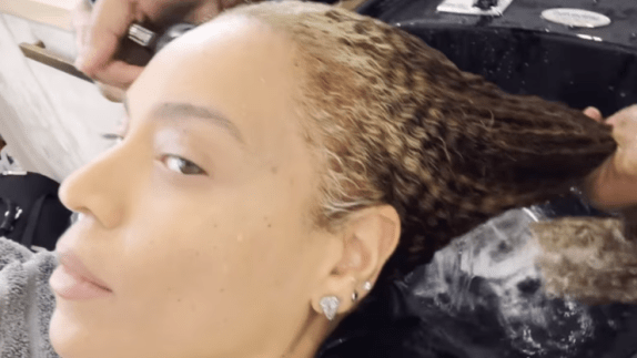 Beyoncé shares rare look at her natural hair with wash day routine ...