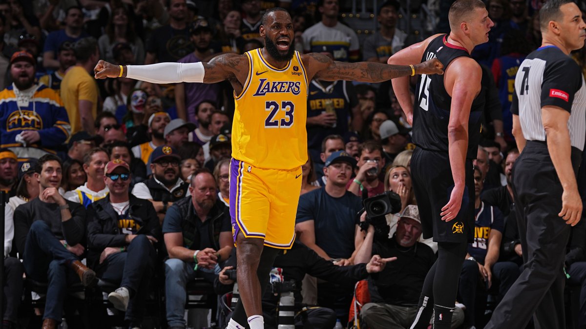 LeBron James déclame au centre de rediffusion de la NBA après le buzzer-beater des Lakers-Nuggets – NBC Los Angeles