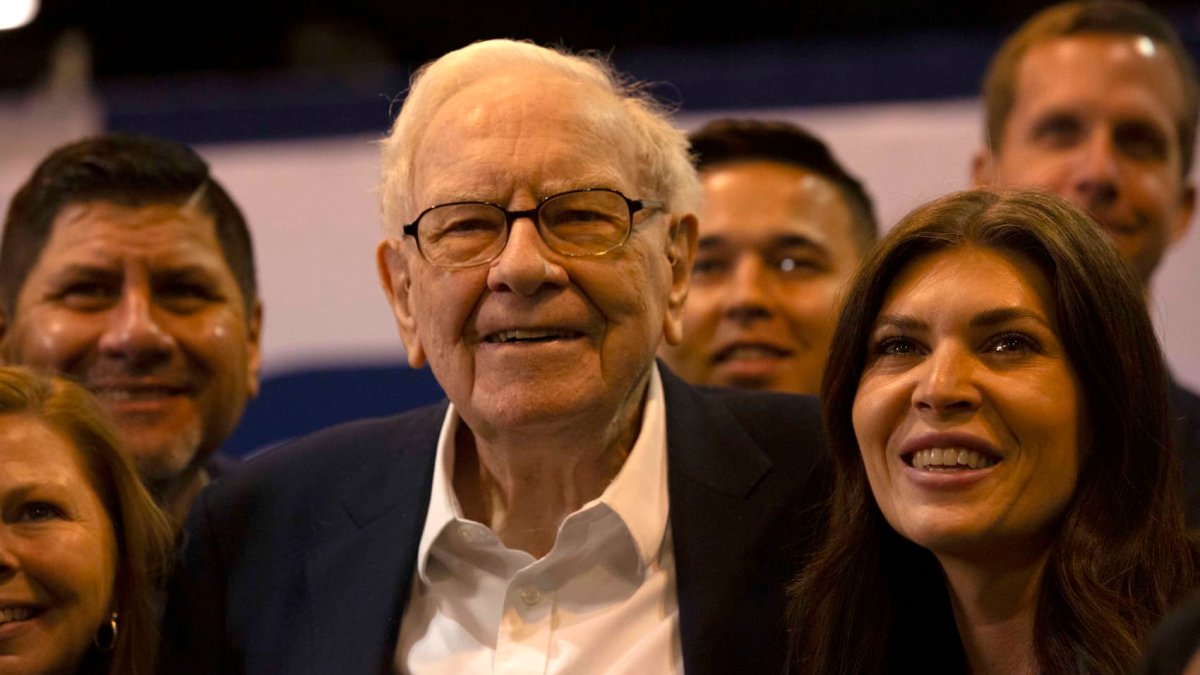 Follow Warren Buffett's commentary and all the action at Berkshire Hathaway's annual meeting: Live updates - Vimarsana News
