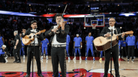 Increíble: músico latino añade un toque cultural a un instrumento clásico