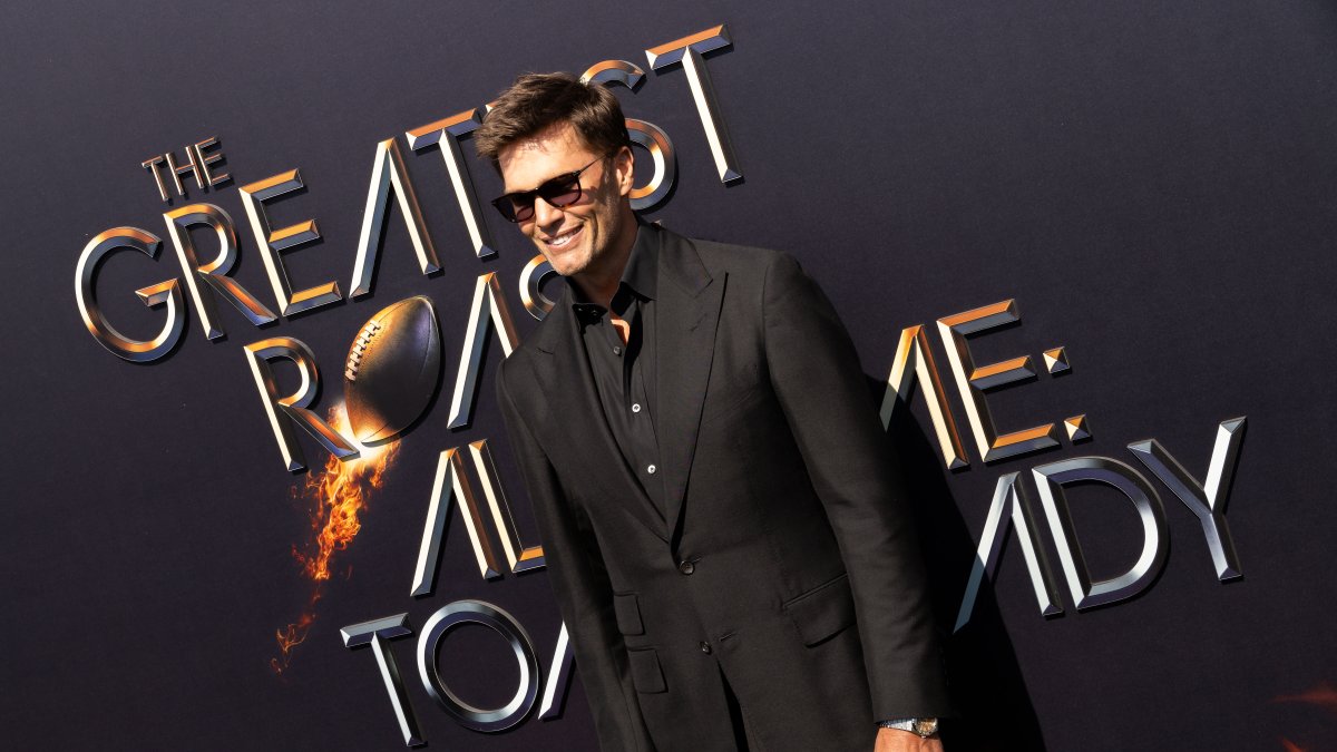 Tom Brady roast on Netflix: Robert Kraft massage, Kim Kardashian targeted – NBC Los Angeles - Vimarsana News