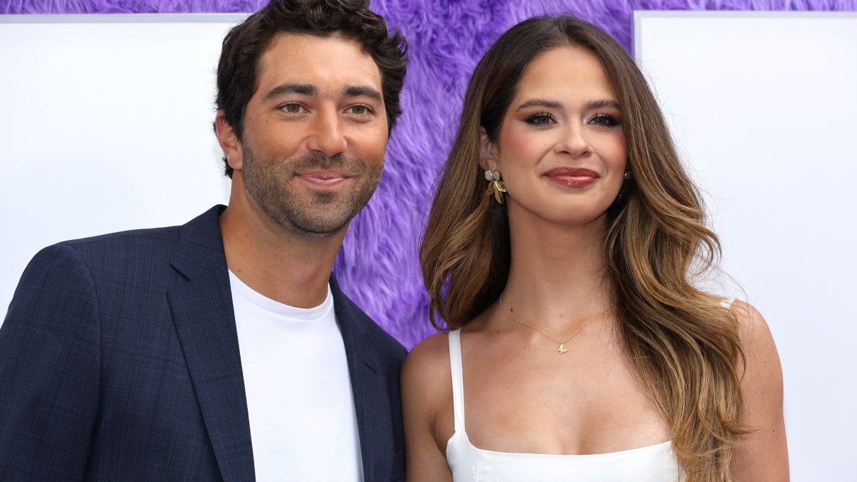 The Bachelor Signs Kelsey Anderson's Hiding Her Jealousy (Joey