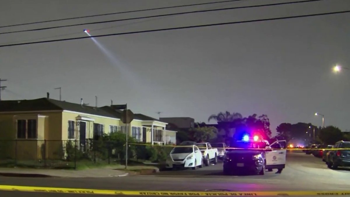 Police search for man seen loading rifle near car in South LA – NBC Los ...