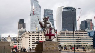 A general view of a dragon boundary mark and the City of London skyline, the capital’s financial district, as the Bank of England raises UK interest rates to 4%.